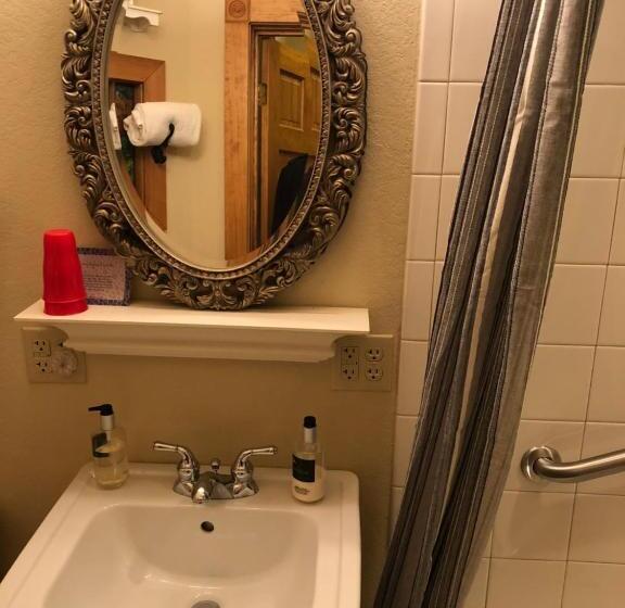 اتاق استاندارد, All Seasons Inn