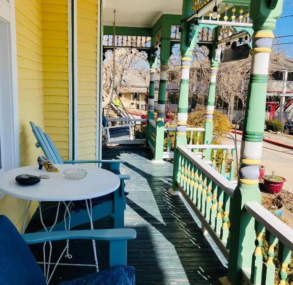 کابین, All Seasons Inn