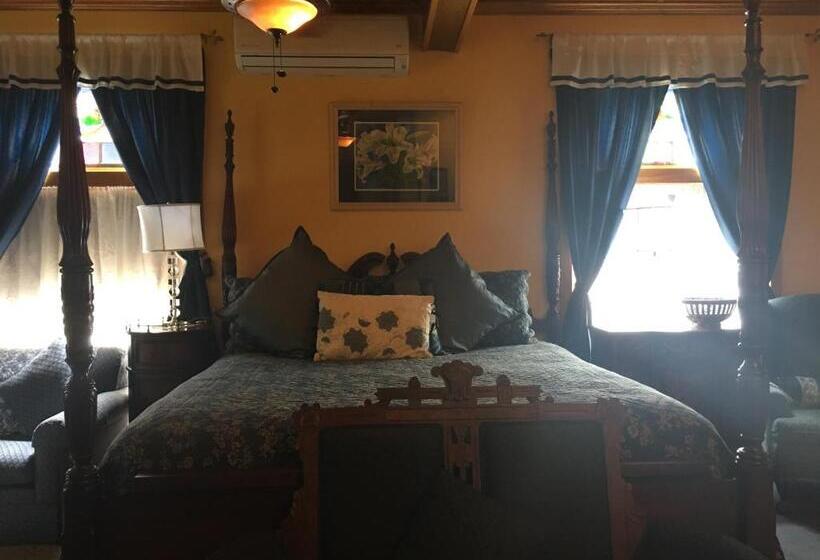 Хижина, All Seasons Inn