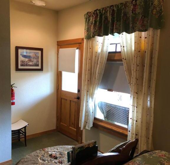 Deluxe Suite King Bed, All Seasons Inn