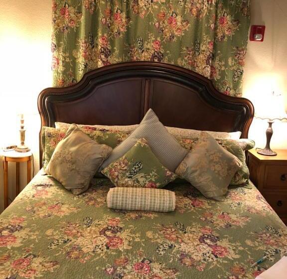 Deluxe Suite King Bed, All Seasons Inn