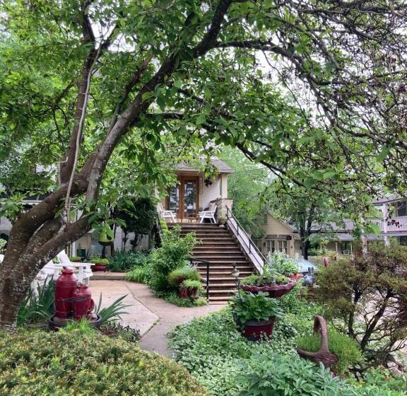 سوییت, All Seasons Inn