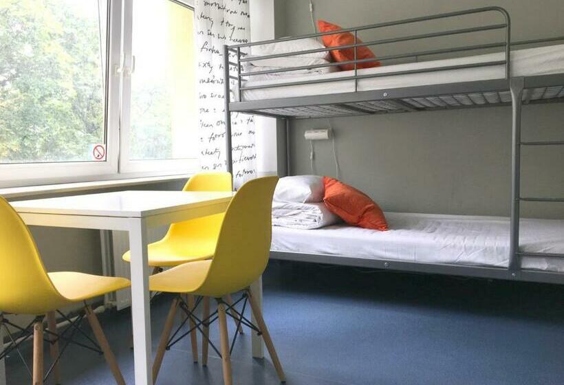 ルームシェアのワンベッド, Cloud Hostel