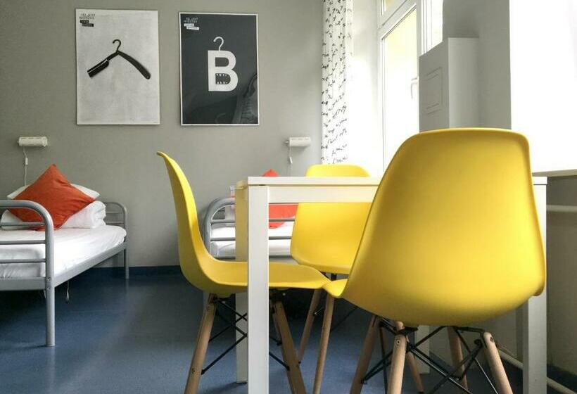 ルームシェアのワンベッド, Cloud Hostel