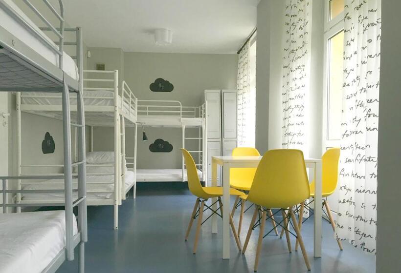 ルームシェアのワンベッド, Cloud Hostel