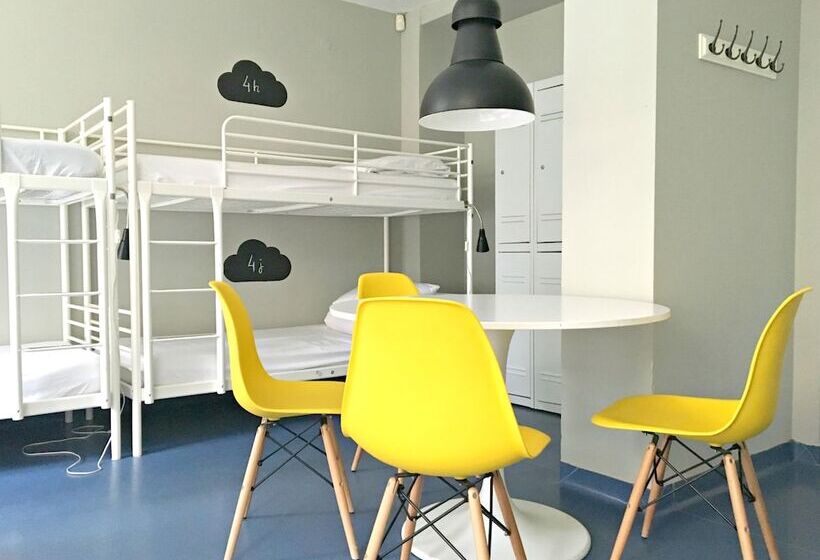 ルームシェアのワンベッド, Cloud Hostel