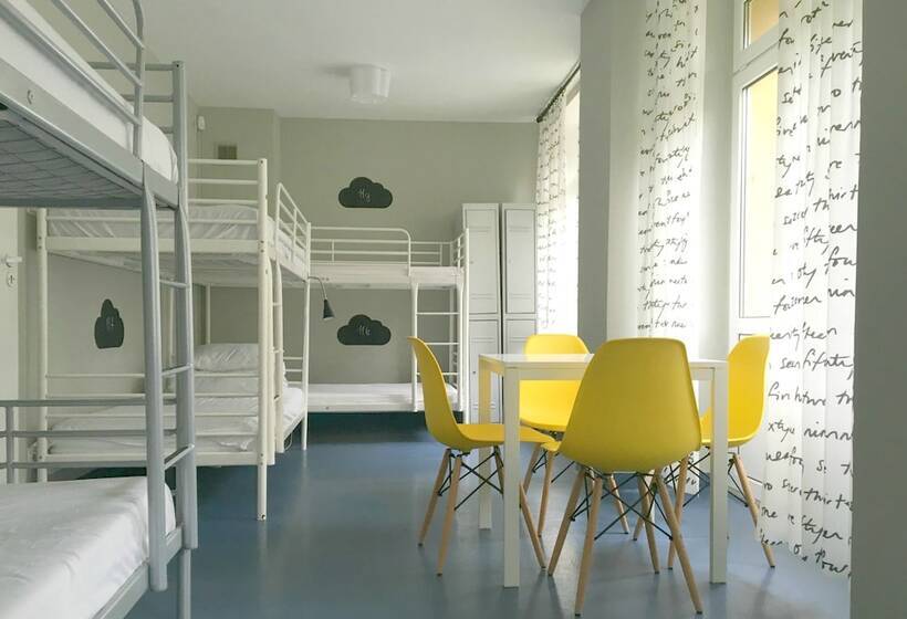 ルームシェアのワンベッド, Cloud Hostel