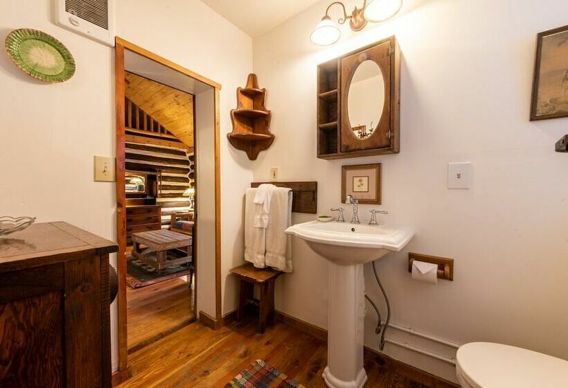 סטודיו דלוקס, Pioneer Guest Cabins