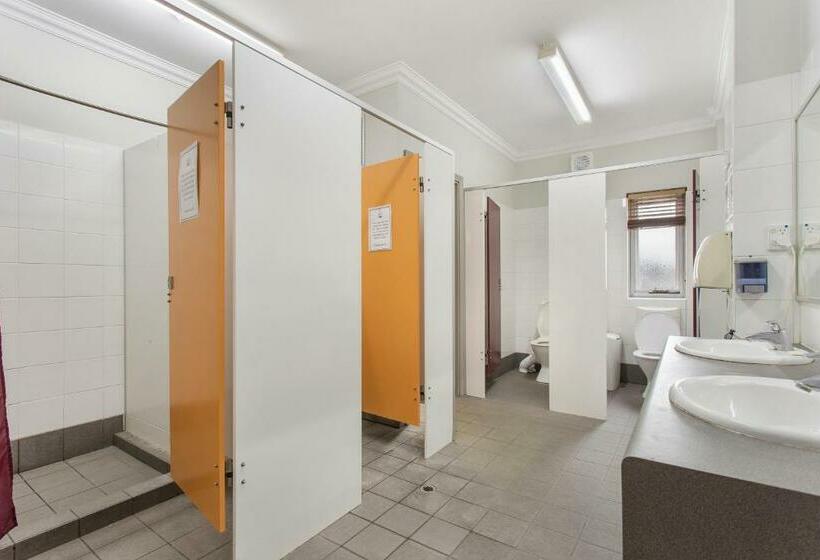 سرير فى غرفة مشتركة مزودة بحمام مشترك, The Emperors Crown Hostel