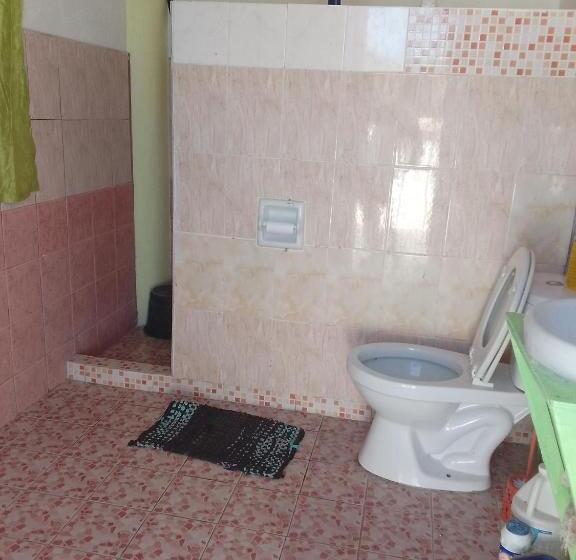 اتاق استاندارد یک تخته با سرویس بهداشتی مشترک, Cronin Residence