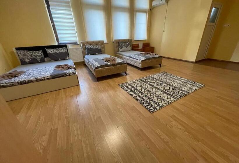 اتاق خانوادگی, Ela Hostel