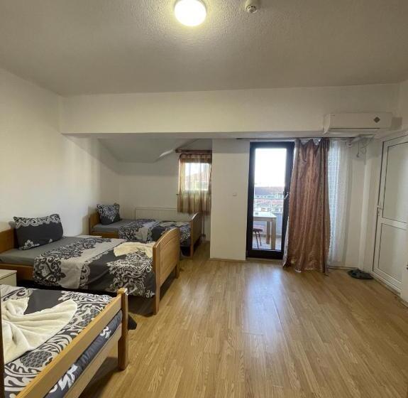 اتاق لوکس سه تخته, Ela Hostel