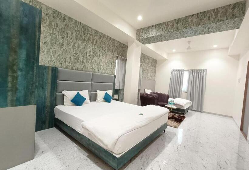 חדר דלוקס לשלושה, Dnyanprabha Executive