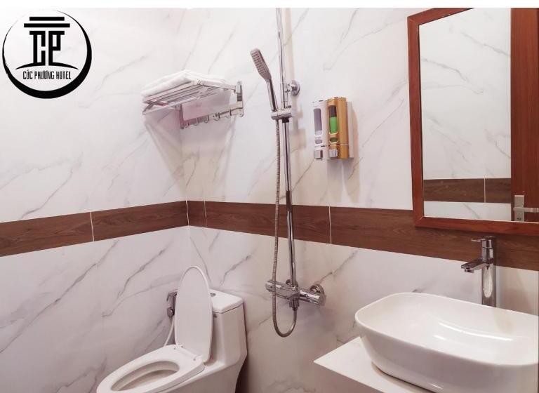 سوییت خانوادگی, Khách Sạn Cúc Phương