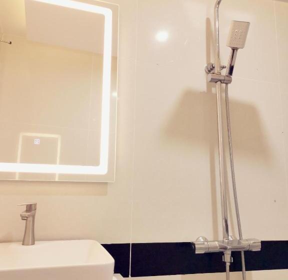 سوییت خانوادگی, Khách Sạn Cúc Phương