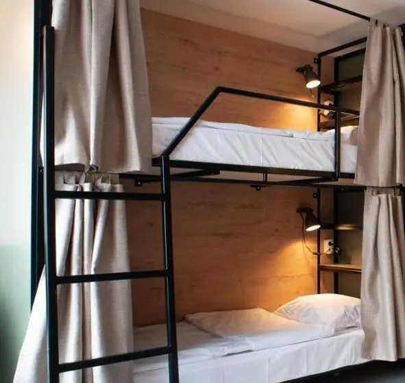اتاق استاندارد چهارنفره با سرویس بهداشتی مشترک, Hostel Underground