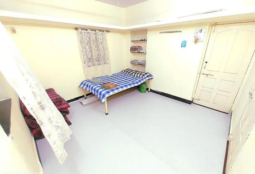 キングサイズベッドのスタンダードルーム, Shriguru Guest House Akkalkot