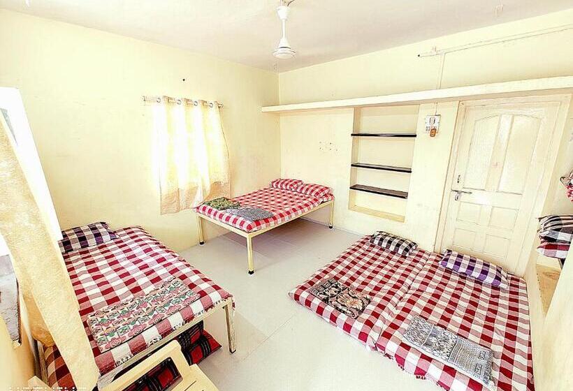 غرفة قياسية ثلاثية مع حمام خارجي, Shriguru Guest House Akkalkot
