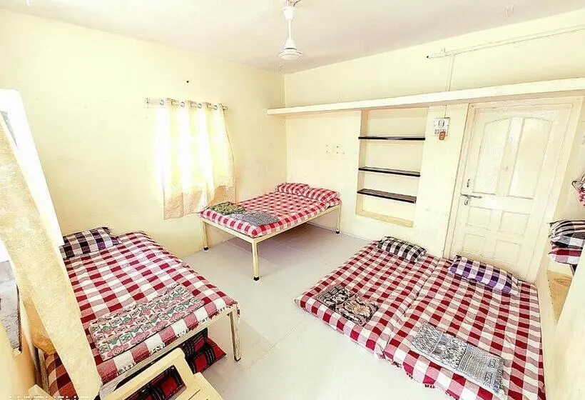 スタンダードトリプルルームの外観-バスルーム, Shriguru Guest House Akkalkot