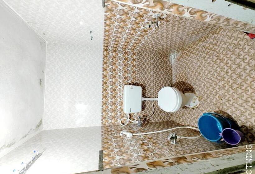 Стандартный внешний трехместный номер с ванной комнатой, Shriguru Guest House Akkalkot