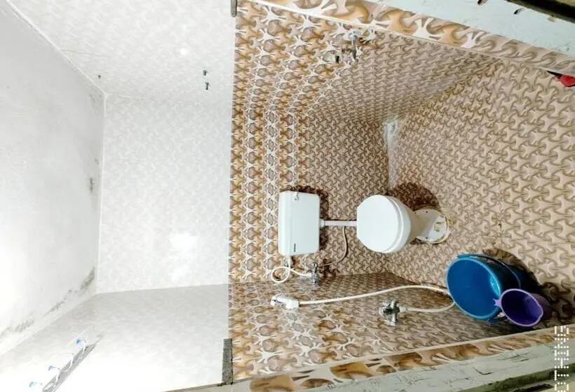 スタンダードトリプルルームの外観-バスルーム, Shriguru Guest House Akkalkot
