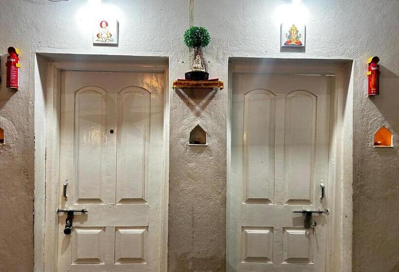 غرفة قياسية ثلاثية مع حمام خارجي, Shriguru Guest House Akkalkot