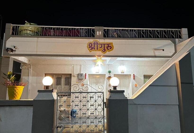 Стандартный внешний трехместный номер с ванной комнатой, Shriguru Guest House Akkalkot