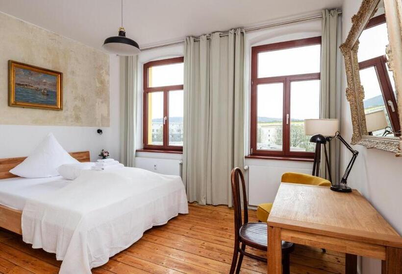 带大床的标准间, Künstlerzimmer Im Kulturhaus Häselburg