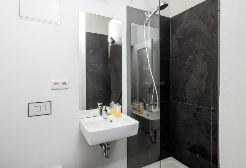 带大床的复式套间, Künstlerzimmer Im Kulturhaus Häselburg