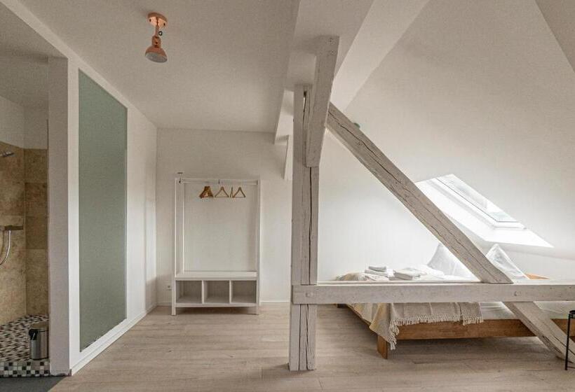 带大床的复式套间, Künstlerzimmer Im Kulturhaus Häselburg