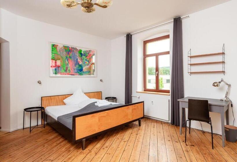 带大床的高级房间, Künstlerzimmer Im Kulturhaus Häselburg