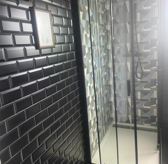 标准间, Lady Cosmopolite