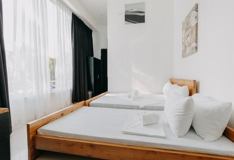 اتاق لوکس سه تخته, The Marc Vannelli Oslob