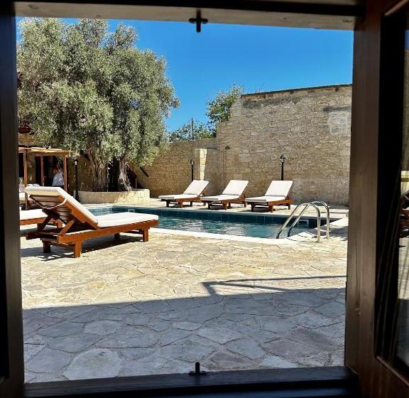 패밀리 스위트, Stone Court Boutique Studios