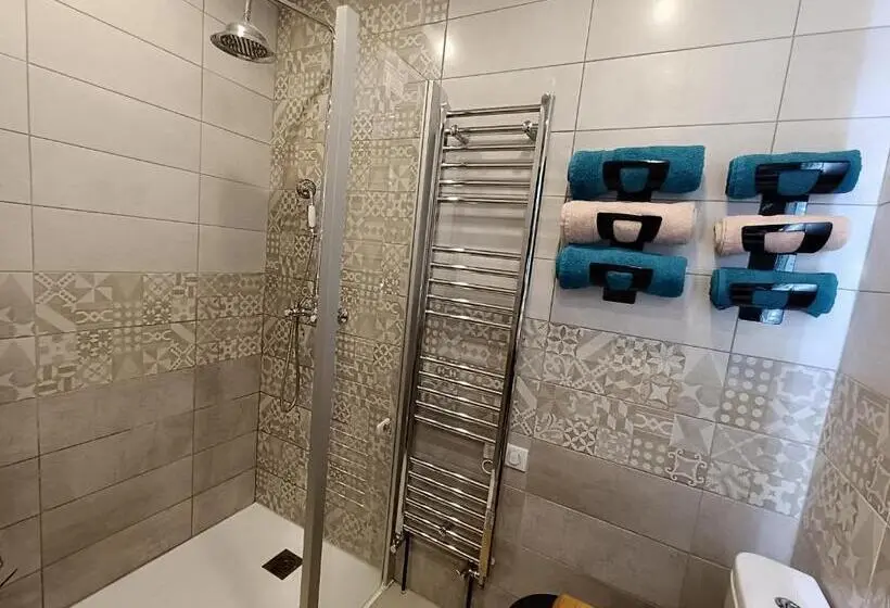 Perhehuone Puutarhanäkymä, La Fontaine Du Mas