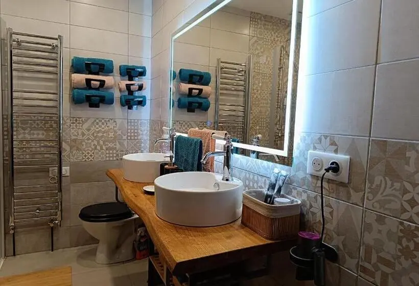 Perhehuone Puutarhanäkymä, La Fontaine Du Mas