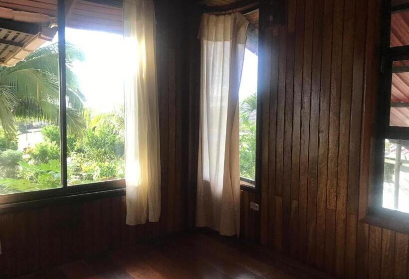 스탠다드 룸, The Roadhouse