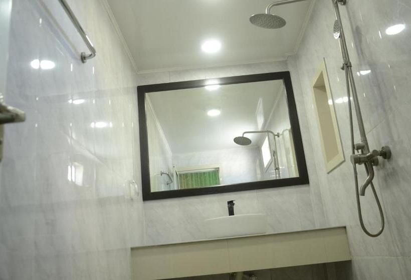 اتاق لوکس, Isle Inn Guesthouse