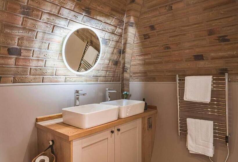 침실 3개 주택, Luckington Burrows