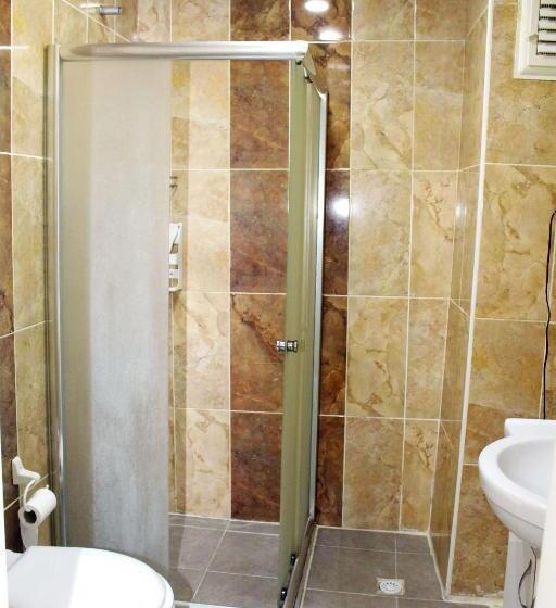 חדר סטנדרטי לארבעה עם חדר אמבטיה משותף, Avist Hotel Avcılar