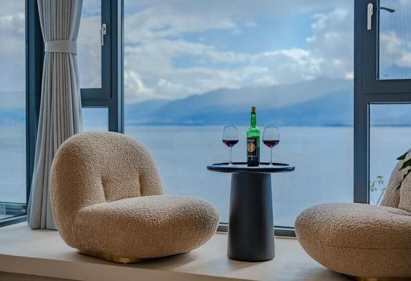 Suite with lake view, Dali Oriental Seaview Hotel Dali Erhai