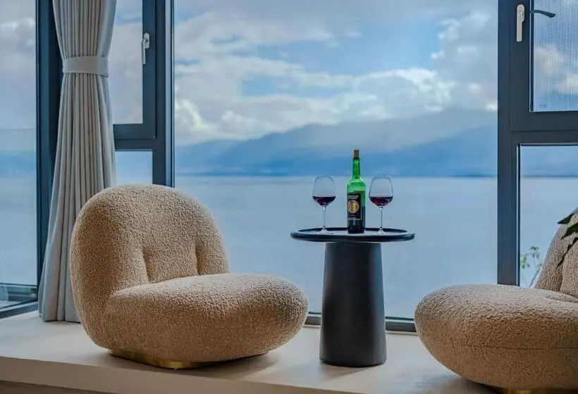 Suite with lake view, Dali Oriental Seaview Hotel  Dali Erhai