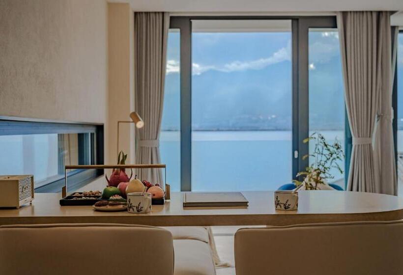 Suite with lake view, Dali Oriental Seaview Hotel  Dali Erhai