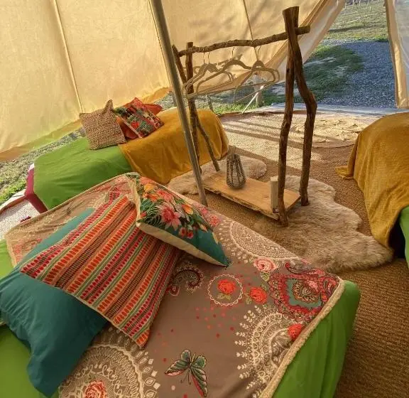 Standard Tent, La Bêle & Toile