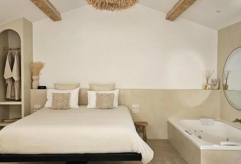 اتاق استاندارد با تخت بزرگ, Le Clos Des Délices   Love Room   Chambre Avec Spa, Terrasse Et Parking Privatif