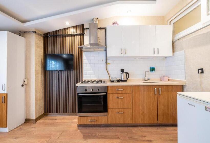 جناح مزوَّد بشرفة, The Most