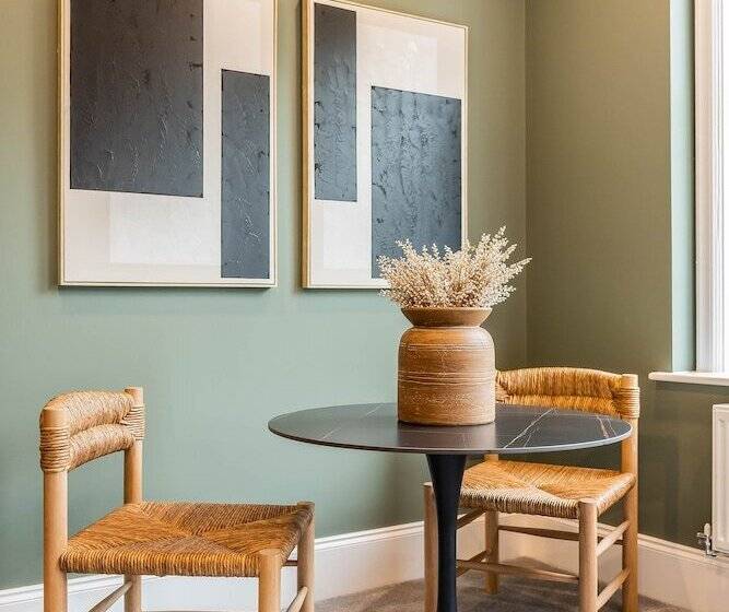 جناح سرير كينج, Old Abbey House