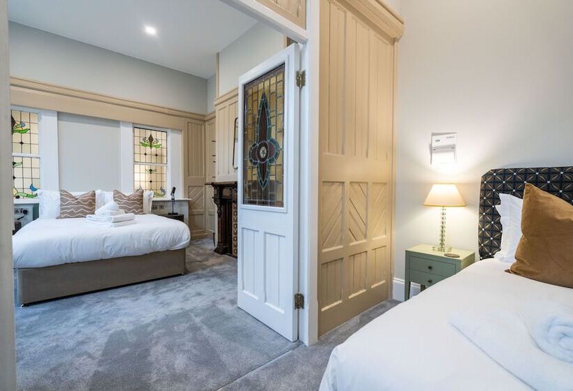 جناح عائلي, Old Abbey House