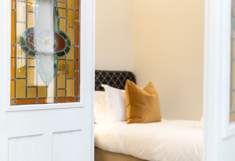 جناح عائلي, Old Abbey House