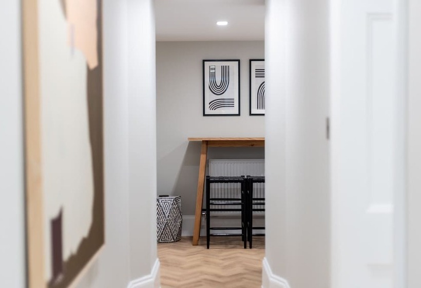 جناح عائلي, Old Abbey House